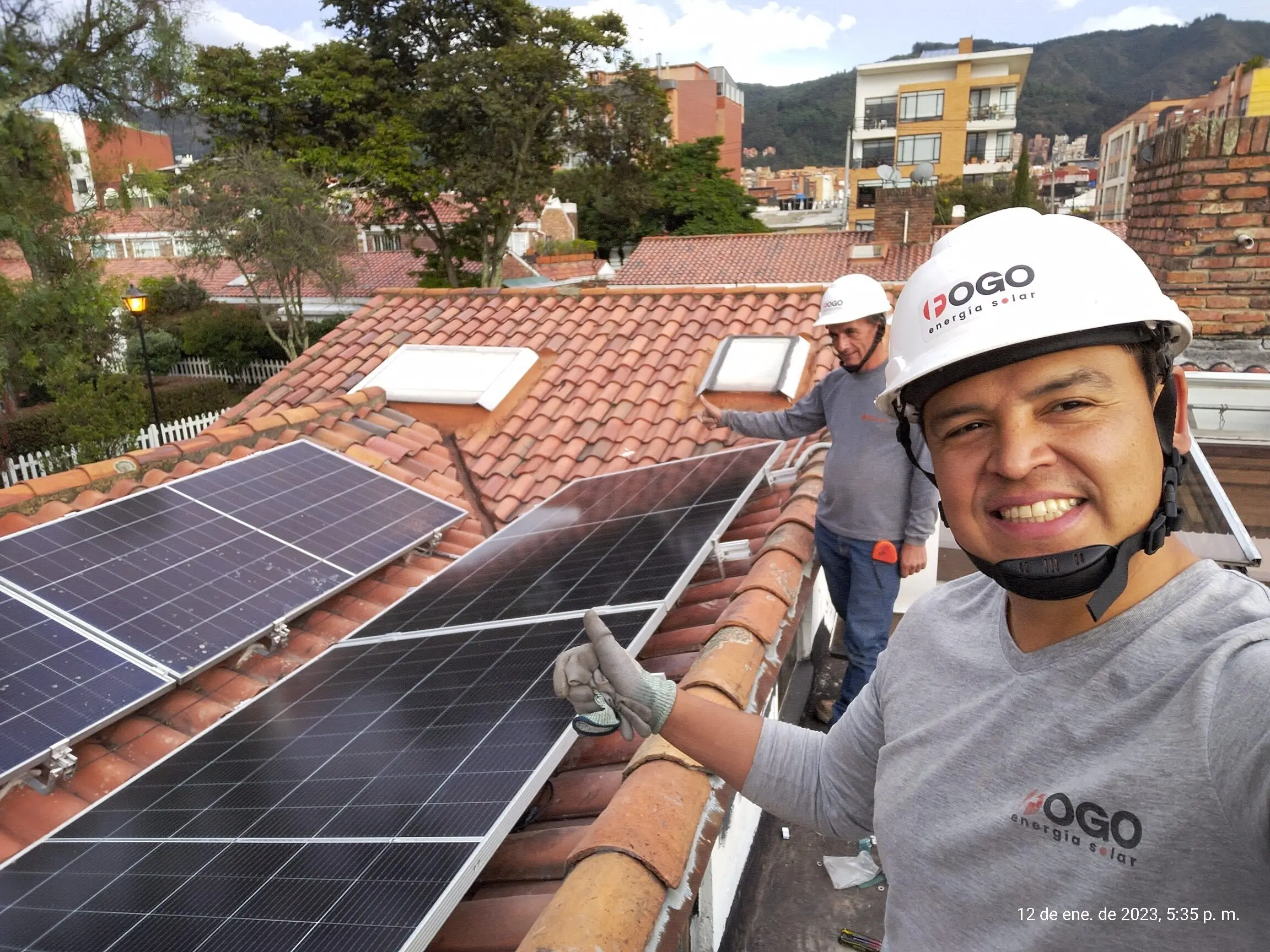 Cargador para carro eléctrico, integrado con sistema de energía solar para carga eficiente y sostenible.