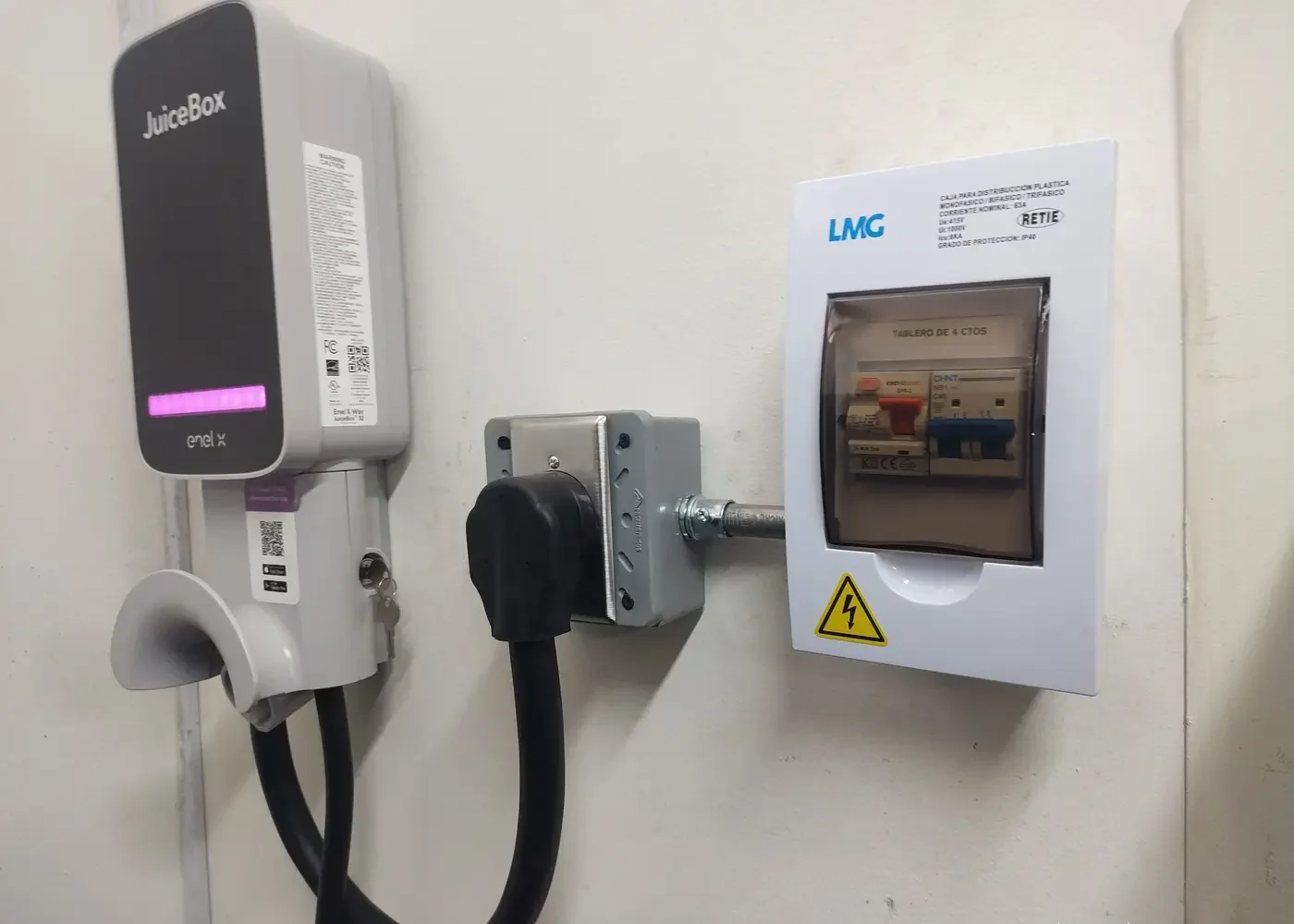 Cargador para carro eléctrico instalado en una casa, integrado con sistema de energía solar para carga eficiente y sostenible.