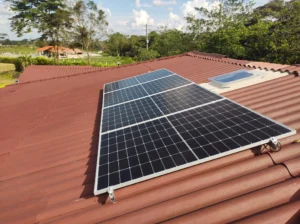 Paneles solares instalados en el techo de una casa, mostrando el ahorro con paneles solares y su impacto en el retorno de inversión para hogares.