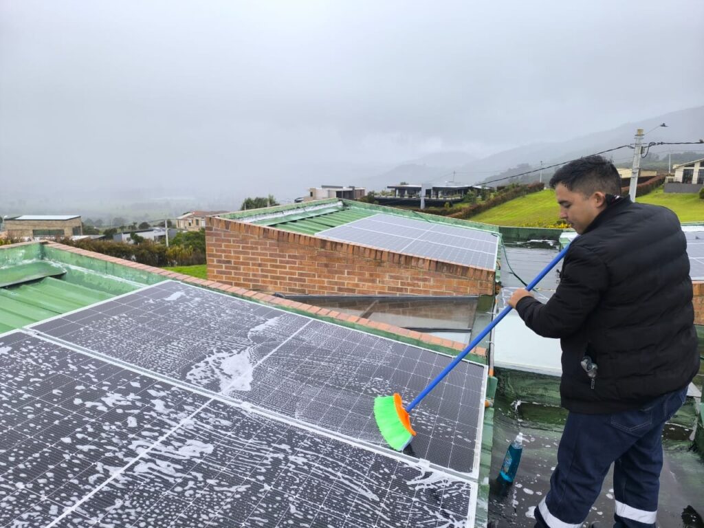 limpieza-paneles-mantenimiento-5