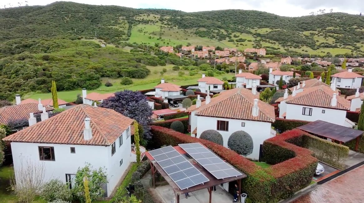 foto aerea con casas y montanas