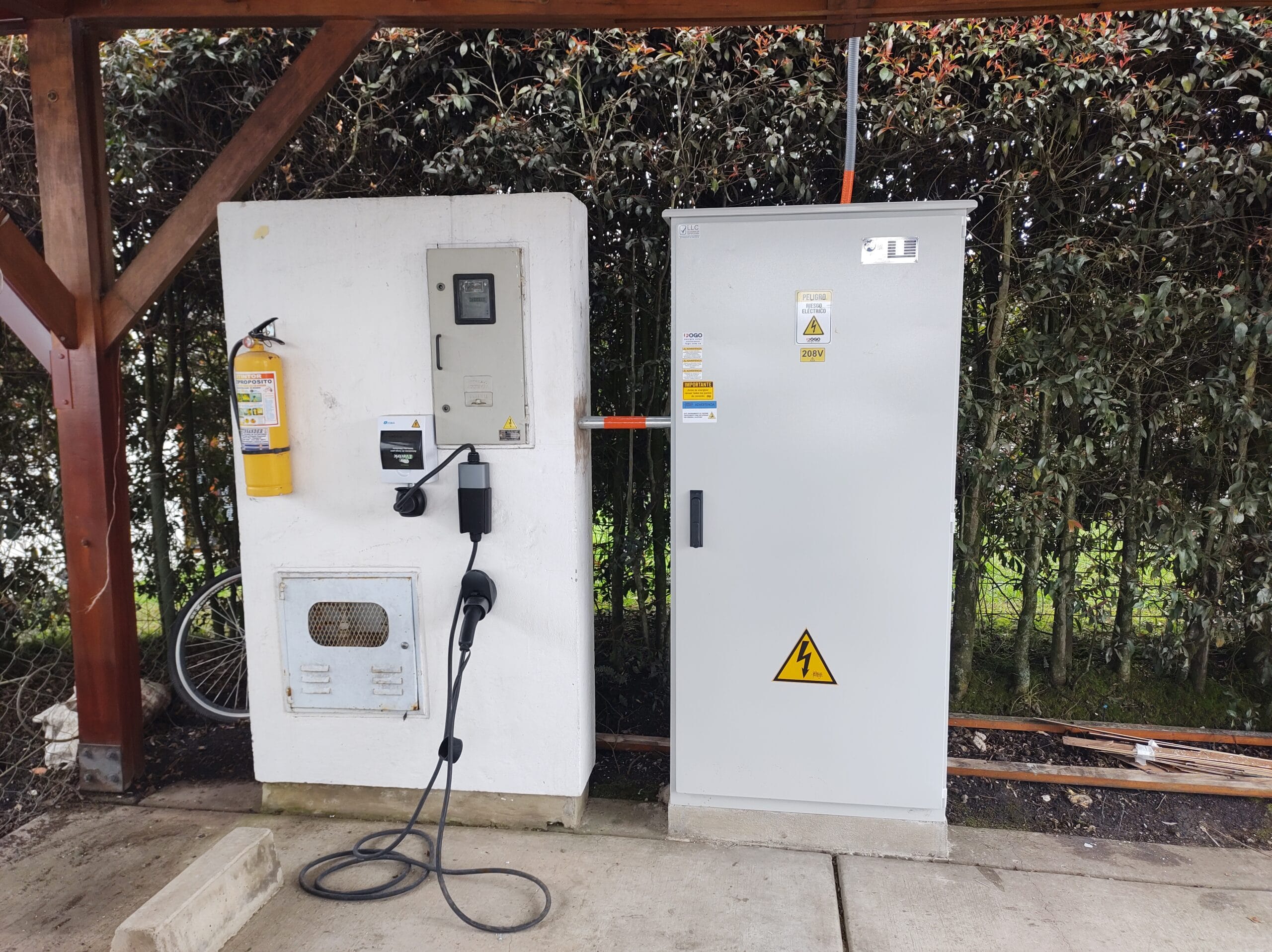Gabinete para exteriores y cargador de Vehiculo electrico