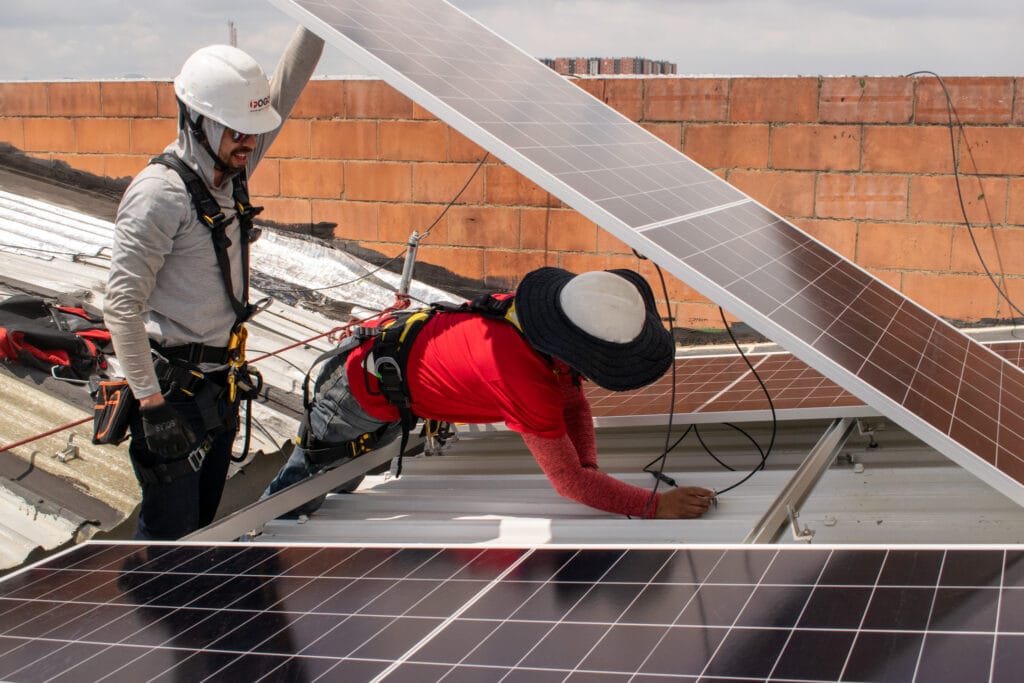 Verificacion-conexiones-paneles-solares