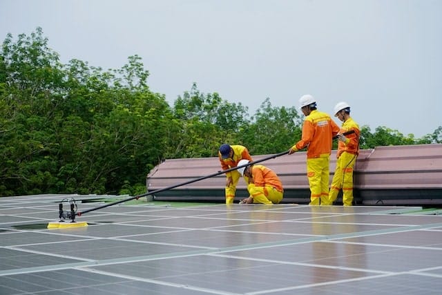 Descubre cuánta energía genera un panel solar y qué rendimiento puedes esperar según tu ciudad. Te explicamos la producción real y cómo funciona la instalación de paneles solares en Bogotá para que calcules tu ahorro con claridad.