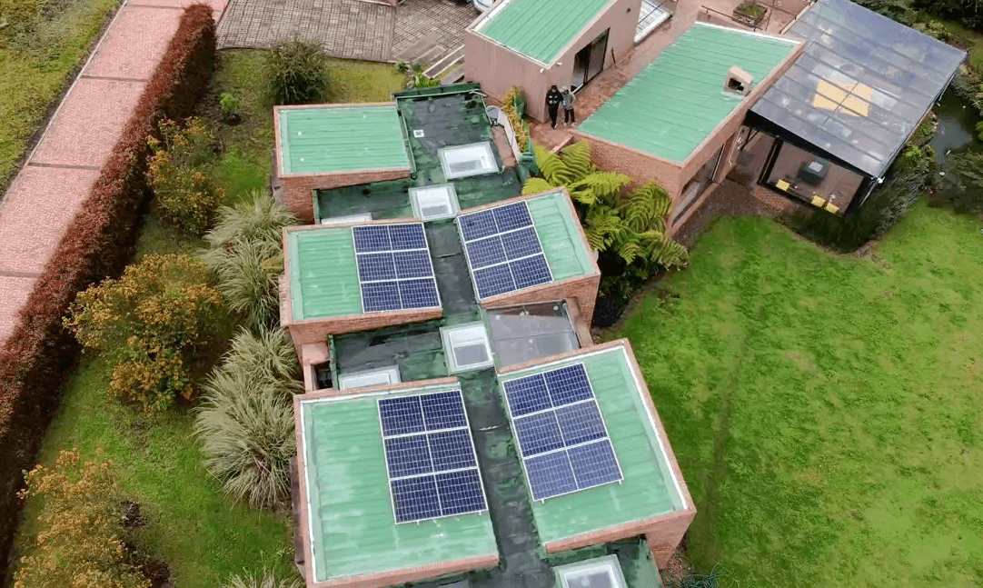 Vista aérea de una instalación de paneles solares para fincas en Colombia, captada con dron, mostrando un sistema solar funcionando en una zona rural