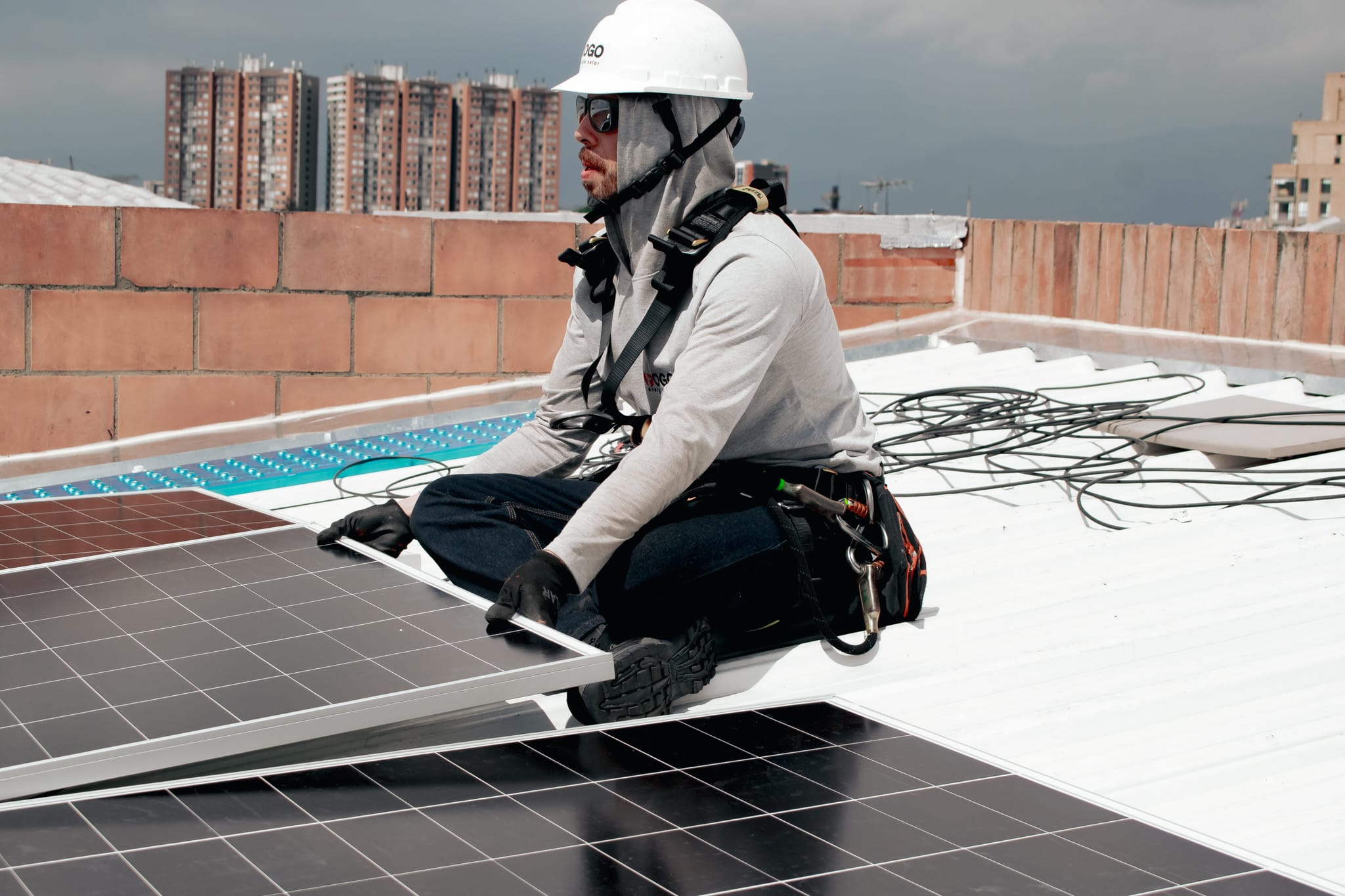 Mantenimiento de paneles solares en Colombia realizada por ingeniero certificado de FOGO.