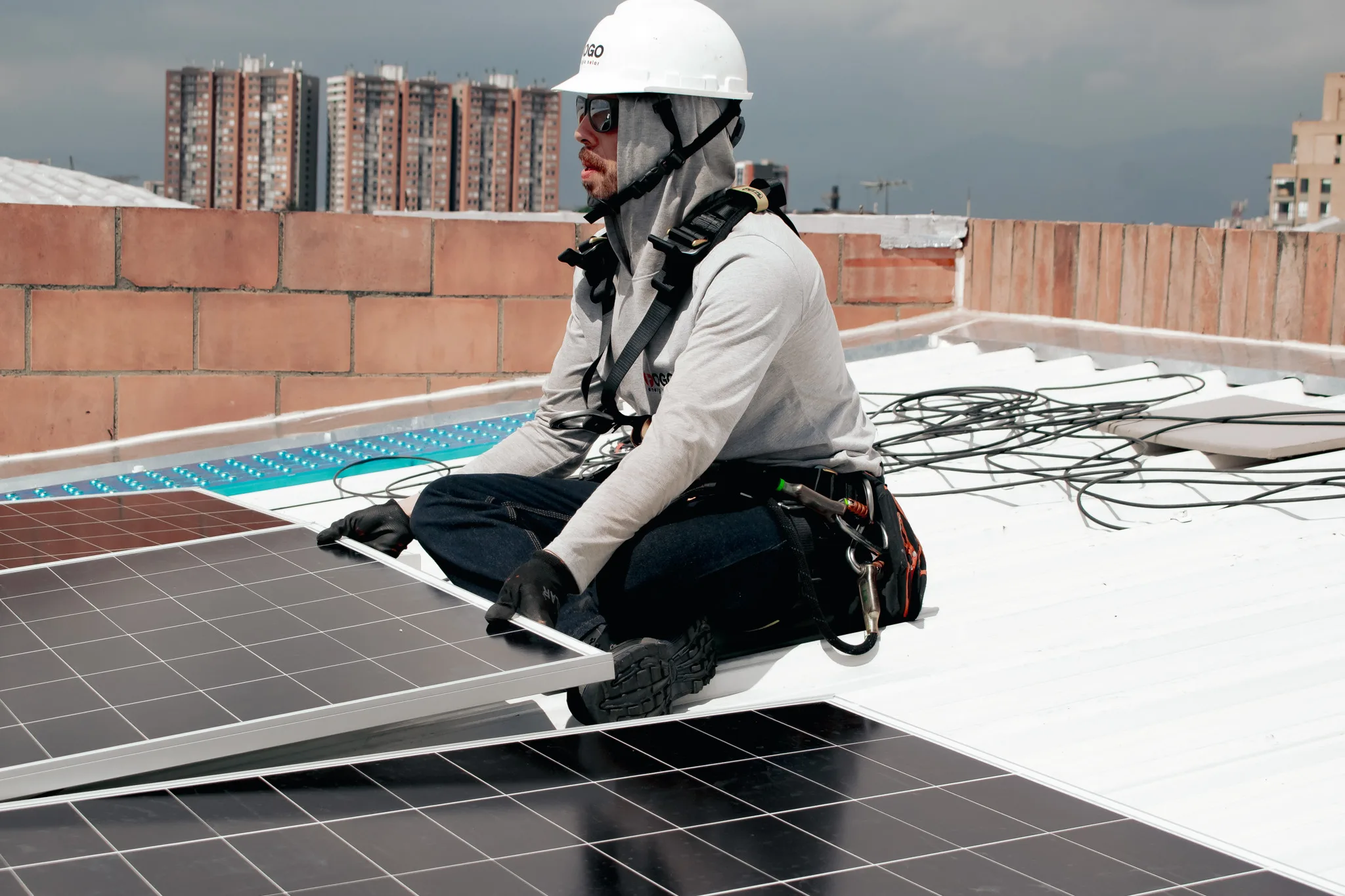 Mantenimiento de paneles solares en Colombia realizada por ingeniero certificado de FOGO.