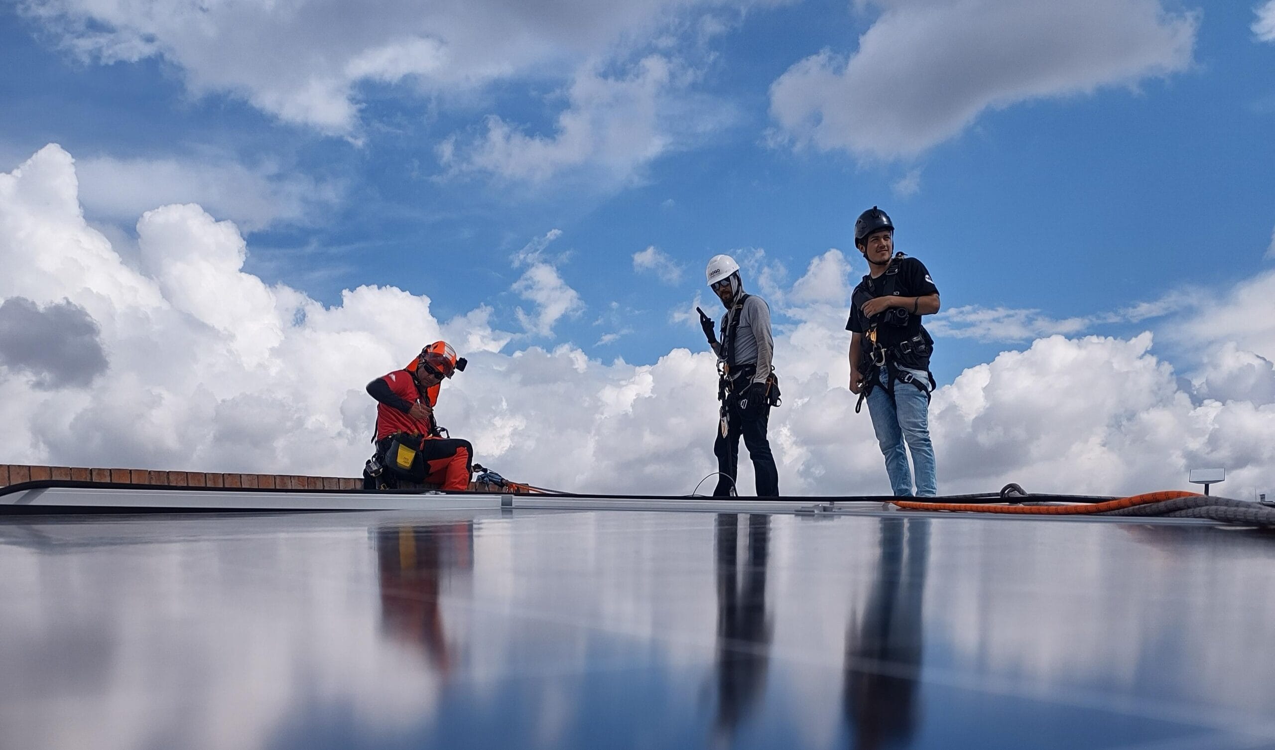 Técnico realizando mantenimiento de paneles solares en Bogotá