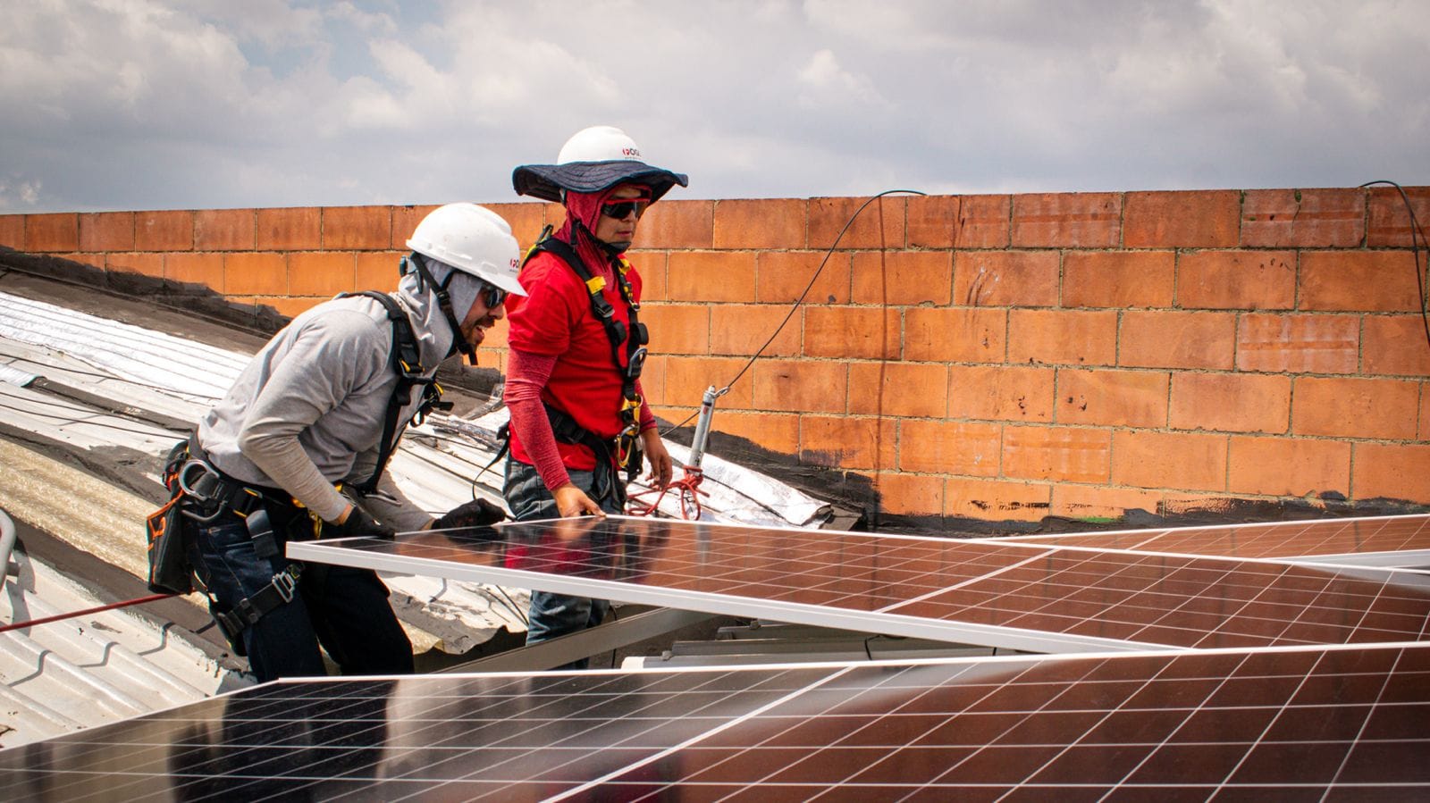 Técnico realizando mantenimiento de paneles solares en Bogotá