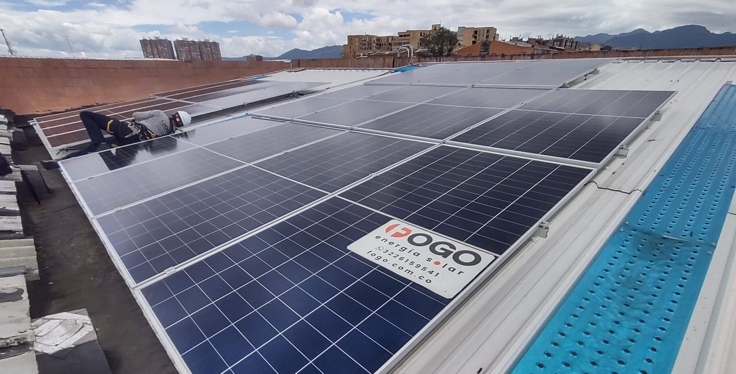 ¿Cuánto cuesta instalar paneles solares en Colombia?Instalación de paneles solares en Colombia realizada por ingeniero certificado de FOGO.